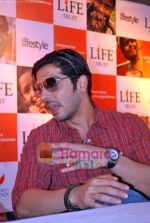 Zayed Khan at the launch of Light of Light NGO in Phoenix Mall on 10th Oct 2009 (6).JPG